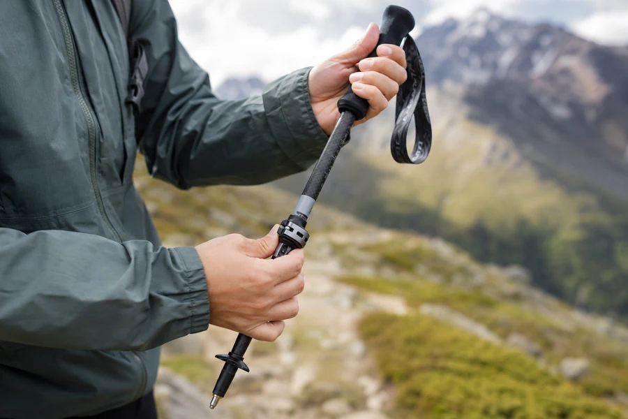 How to adjust an adjustable folding trekking pole